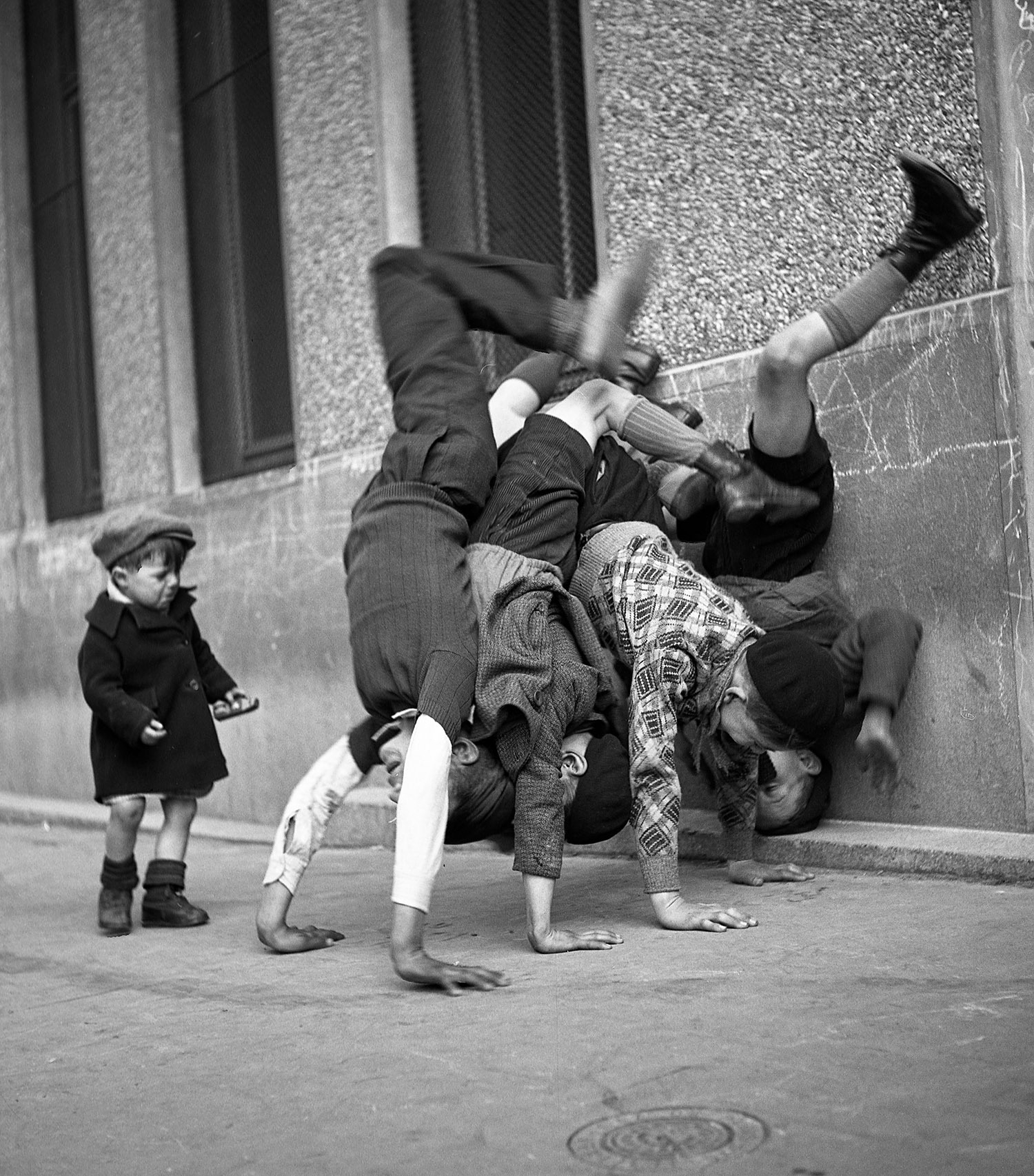 C65A Les pieds au mur, Paris 1934 HD copie